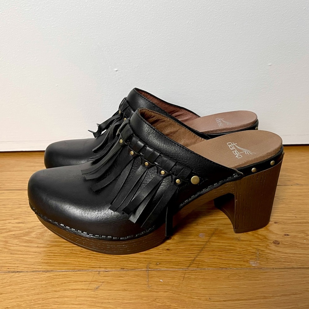 LIKE NEW Dansko fringe clog mules black